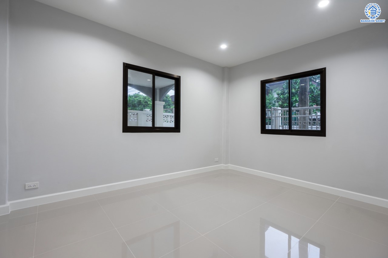 บ้านมือสองตกแต่งใหม่ ม.ดอนเมืองวิลล่า2 เพิ่มสิน บ้านเดี่ยวหลังใหญ่ เนื้อที่ 60 ตร.ว. ฟังก์ชัน 4 ห้องนอน 2 ห้องน้ำ จอดรถได้ 2 คัน บนทำเลเดินทางสะดวก เชื่อมต่อถ.สายไหม, ถ.พหลโยธิน ใกล้รถไฟฟ้าสายสีเขียว "สถานีสะพานใหม่" และทางด่วน "ฉลองรัช" รายล้อมด้วยสิ่งอำนวยความสะดวกครบครัน